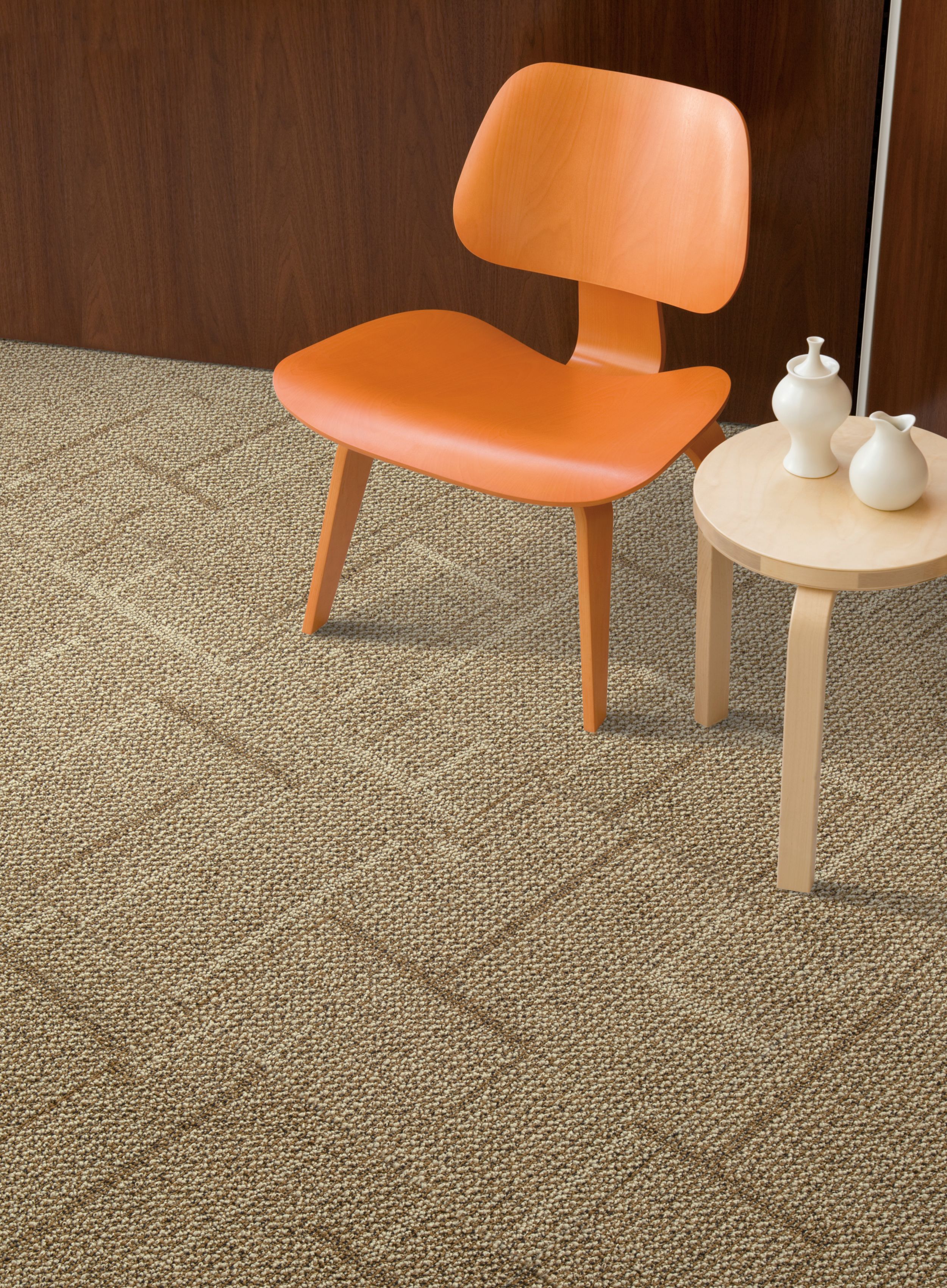 Interface Furrows II carpet tile detail with wood chair imagen número 1